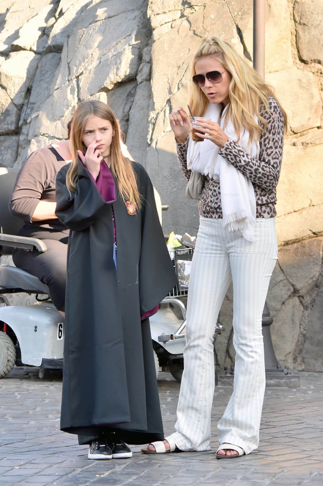 Un snack antes de subirse a otro juego.