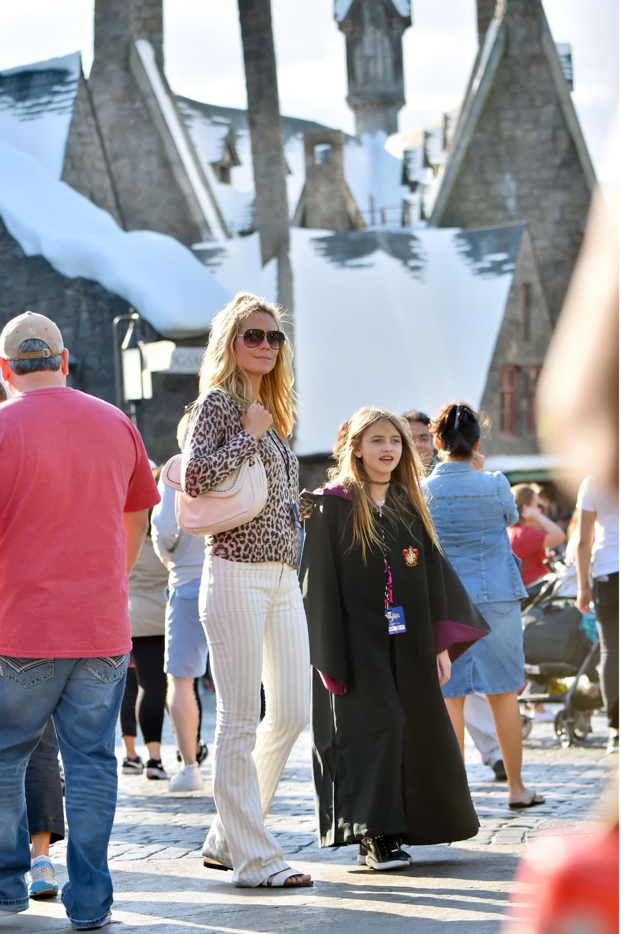 También iba escoltada por un solo guardaespaldas.