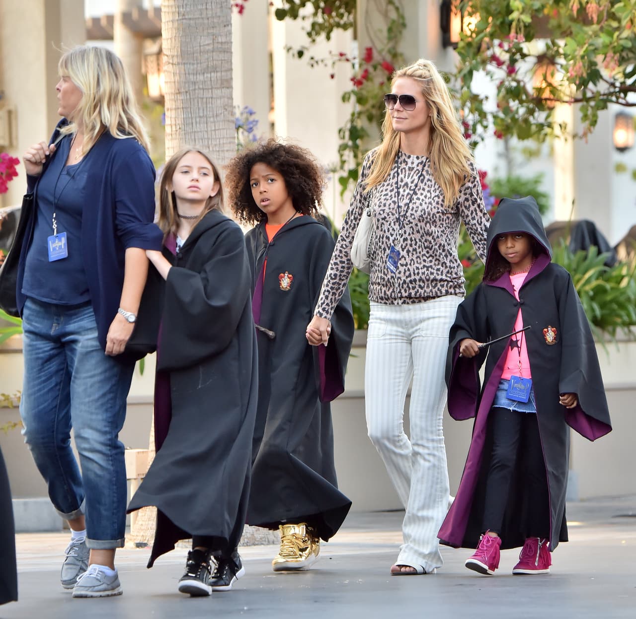 Heidi compró uniformes y varitas mágicas para todos sus nenes.