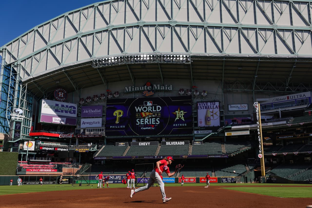 El techo del 
<a href="https://www.univision.com/local/houston-kxln/astros-houston-enfrentaran-phillies-filadelfia-serie-mundial-fotos-1">Minute Maid Park </a>estará cerrado para el Juego 1 de la Serie Mundial y probablemente estará cerrado para el Juego 2. El pronóstico prevé un 90% de probabilidad de lluvia cuando la Serie Mundial comience un viernes por primera vez desde 1915. Major League Baseball toma la decisión durante la Serie Mundial si abre o cierra el techo.
<br>