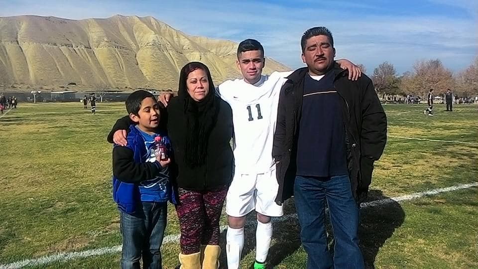 Derian es el orgullo hermano de dos hombres y una mujer, cuya familia es nativa de Nueva Italia, en el estado mexicano de Michoacán. Hoy residen en la localidad de Terra Bella, en el centro de California.