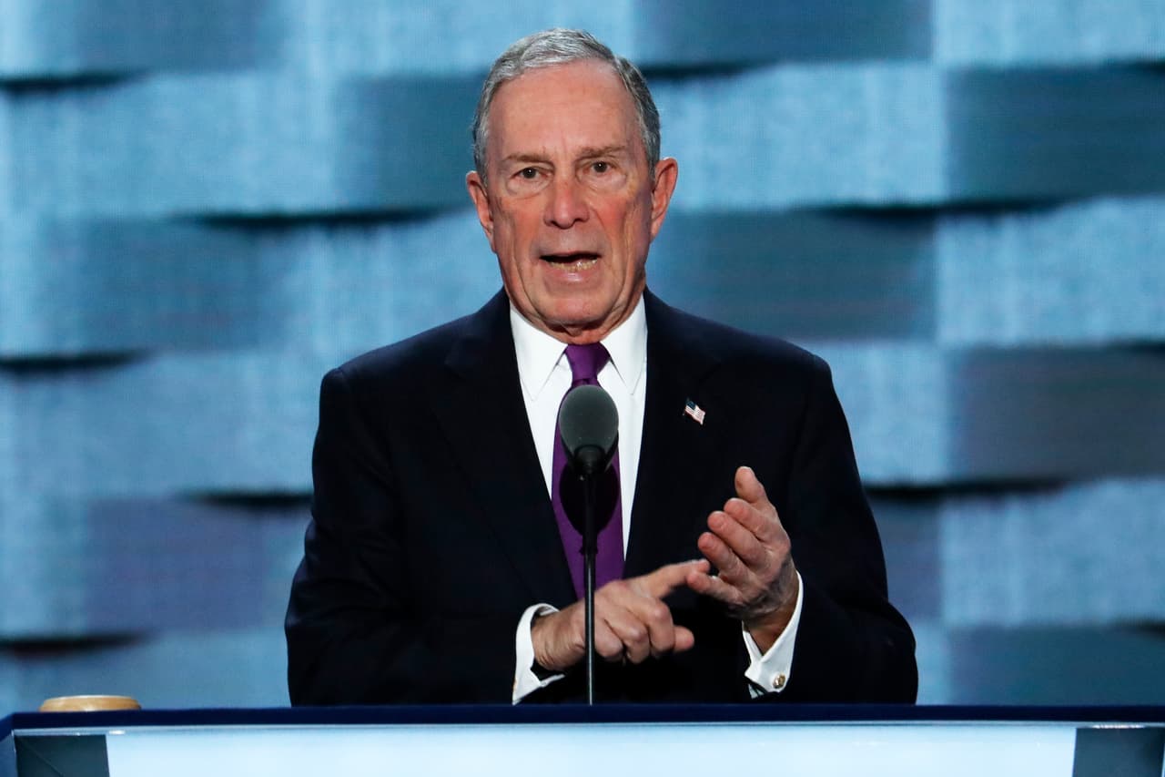 El ex alcalde de la ciudad de Nueva York Michael Bloomberg habla durante el tercer día de la Convención Nacional Demócrata, el miércoles 27 de julio de 2016, en Filadelfia. (AP Foto/J. Scott Applewhite)