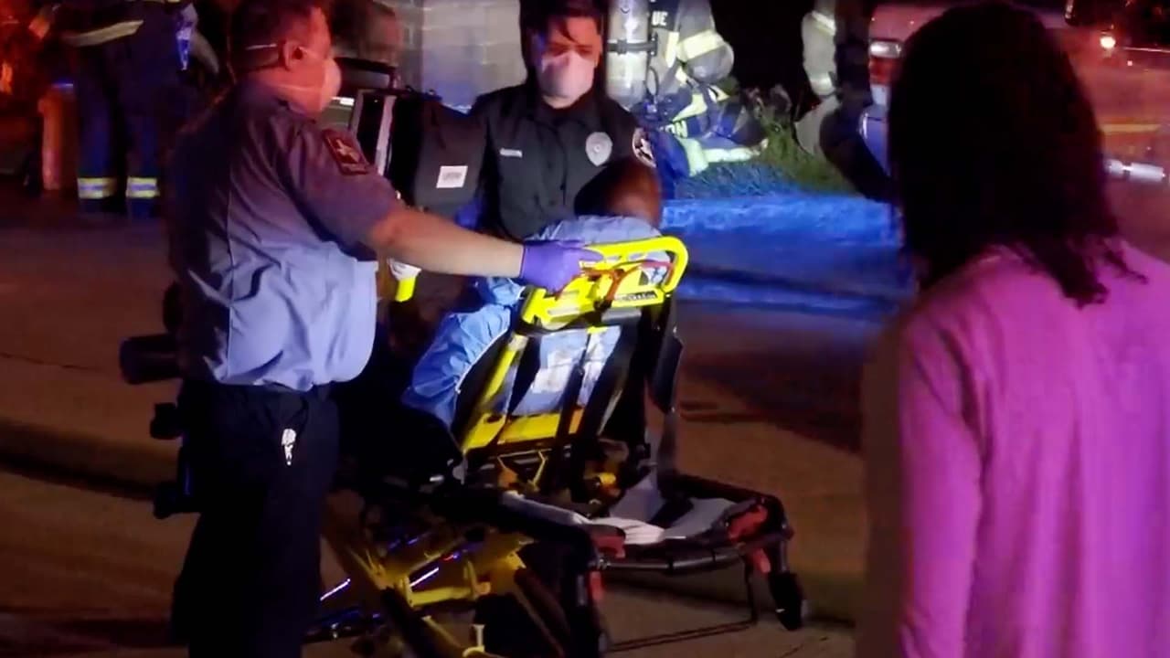 El padre fue trasladado a un hospital para ser atendido.