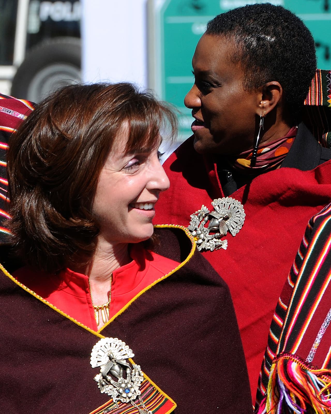 En esta foto, se le puede ver visitendo ropas tradicionales de Bolívia. Roberta Jacobson posaba así para la foto oficial de la 42 asamblea general de la Organización de Estados Americanos (OEA) en Tiquipaya, Cochabamba, el 4 de junio de 2012.