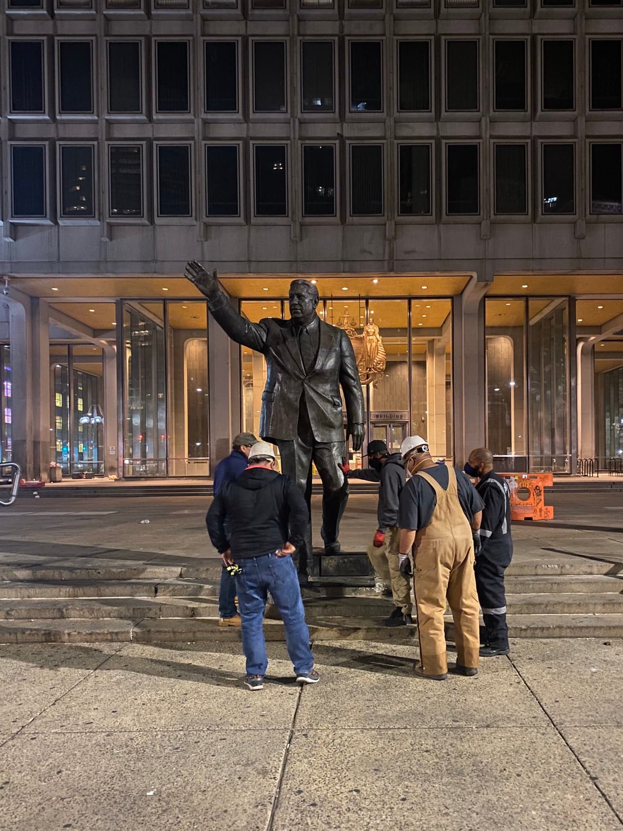 La estatua de Frank Rizzo en Center City fue removida durante la noche después de que los manifestantes la destrozaron e intentaron derribar el controvertido símbolo.