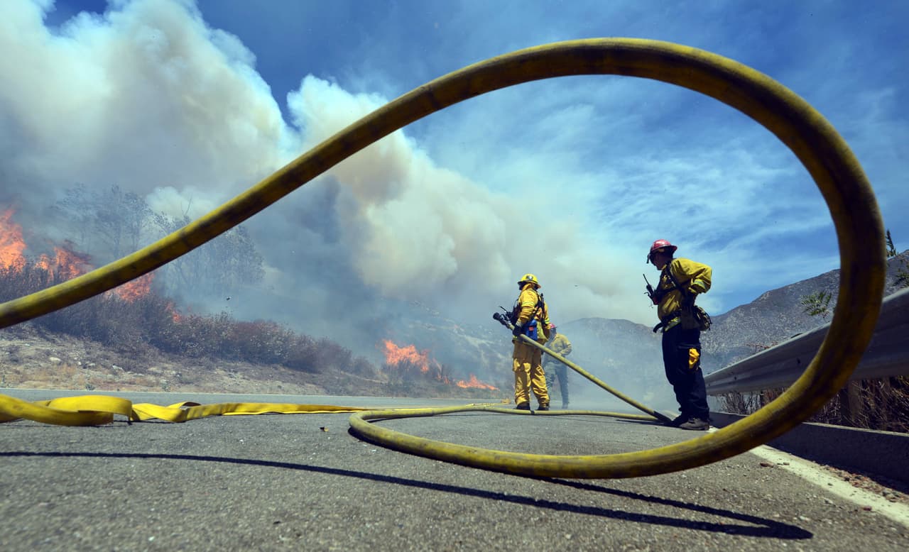 Bomberos combaten el Blue Cut Fire en El Cajon Pass.