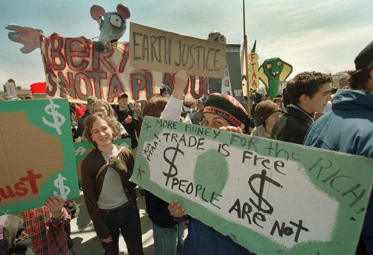 <b>Comienzo de la era George W. Bush.</b> El candidato republicano recibe la Presidencia de Estados Unidos calificando como "intervencionista" la gestión de Bill Clinton y su contrincante, el ex vicepresidente Al Gore, aunque fueron impulsores del NAFTA. El acuerdo comercial entre EEUU, México y Canadá calzaba perfectamente en las políticas no restrictivas del partido republicano, ahora en la Casa Blanca. El 22 de abril de 2001 una protesta contra el acuerdo se dirigió hacia el Puente de la Paz, que une a Fort Erie, en Canadá con Búfalo, en Nueva York, y fue detenida por policías antimotines.