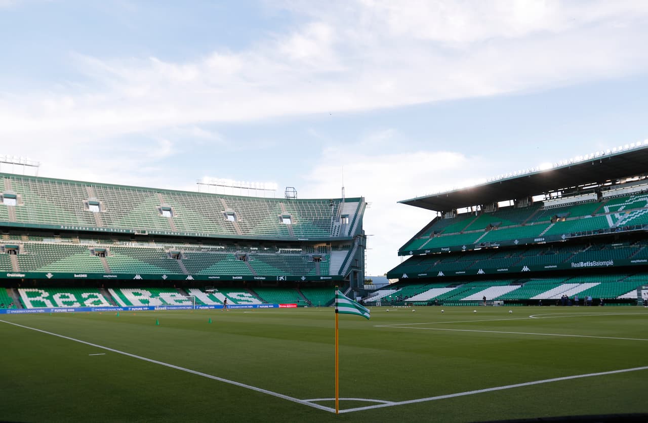 Una toma panorámica del Estadio Benito Villamarin en óptimas condiciones para la práctica del futbol.