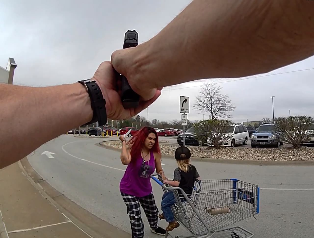 Mujer es abatida por la policía en Omaha tras atacar con cuchillo a niño fuera de Walmart