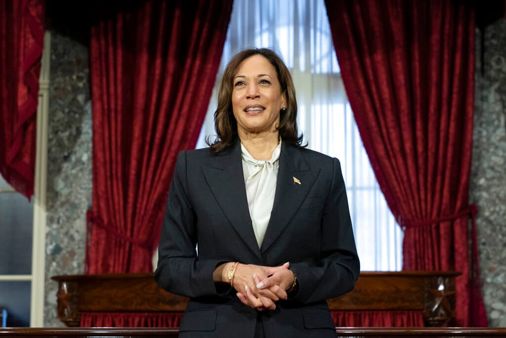 Como presidenta del Senado, la vicepresidenta Harris estableció un nuevo récord de votos de desempate emitidos por un vicepresidente en la historia, superando un récord que se había mantenido durante casi 200 años, dice el perfil de Harris en el sitio web de la Casa Blanca.