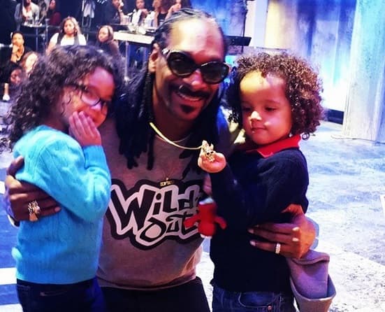 A pesar de todo, Nick ha demostrado que es un gran padre y los lleva a todos lados. Aquí vemos a los pequeños Monroe y Moroccan con el rapero Snoop Dogg.