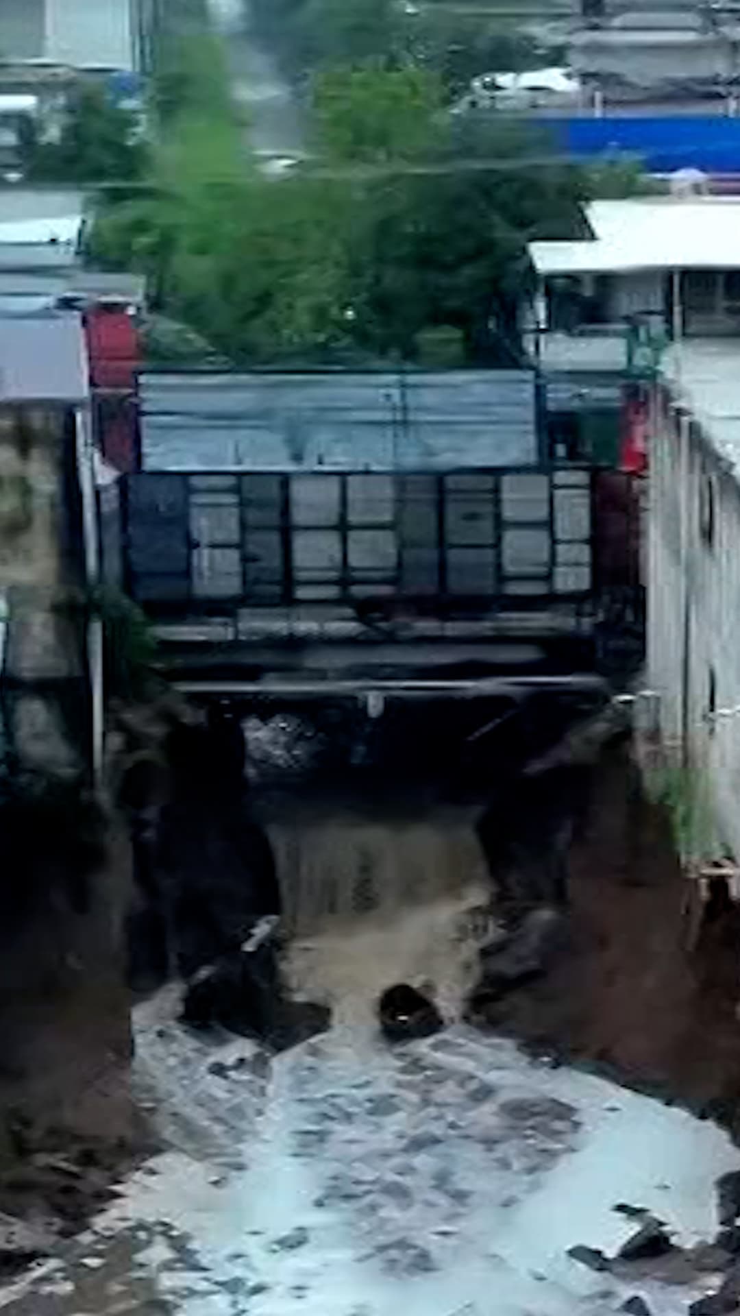 Así se ve un puente que está al borde del colapso por las lluvias en Guatemala