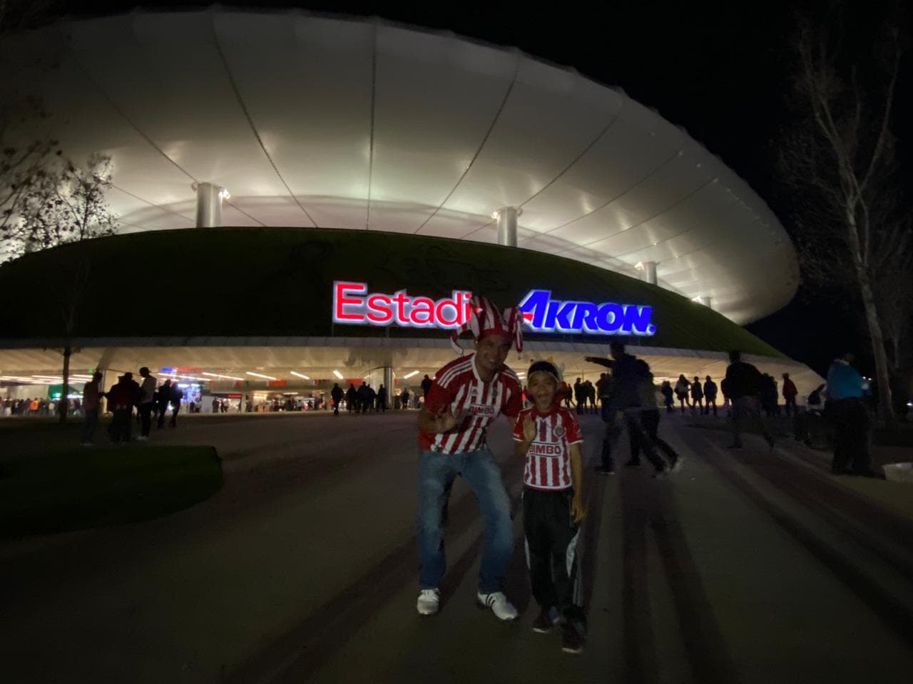 Cae la noche en Guadalajara y el Estadio Akron se alista para albergar el Chivas vs Toluca.