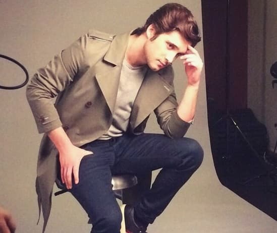 Al parecer los encantos del actor mexicano cautivaron a la intérprete de 'Love Me Harder'.