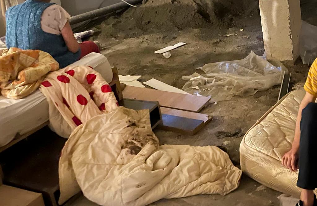 Imágenes del sótano de La Casita de Min. Según los hallazgos de la ONG, cuatro residentes con discapacidad severa vivían en el sótano, tumbados sobre mantas embarradas de heces, orina y sangre.