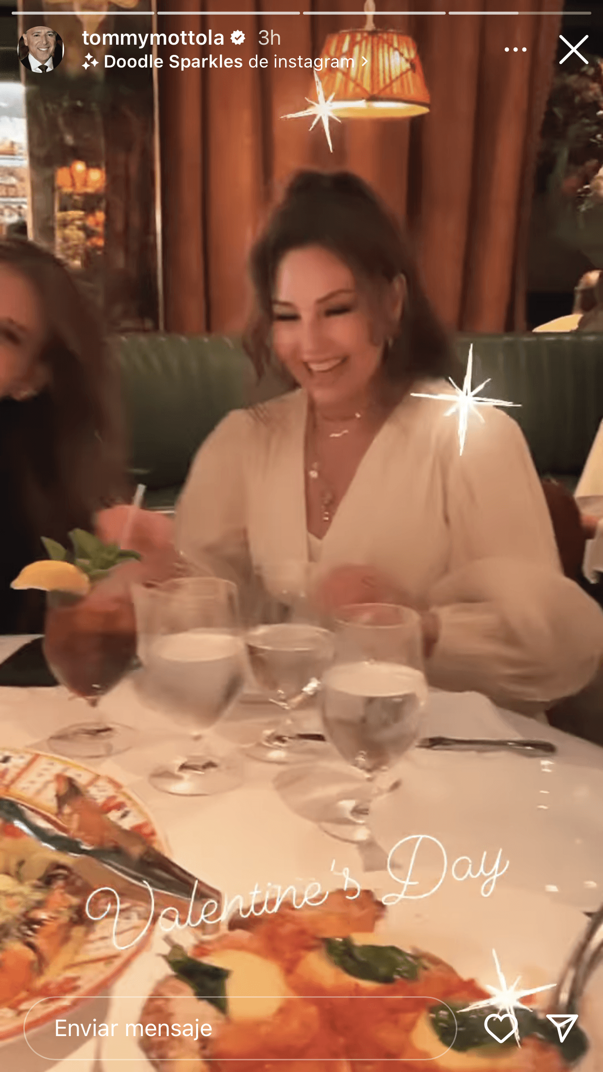 Thalía llevaba un 'outfit' blanco y 
<b><a href="https://www.univision.com/famosos/amo-darte-besitos-la-reunion-de-thalia-y-lili-estefan-en-un-restaurante-de-terror-video" target="_blank">se sentó al lado de Lili Estefan</a></b>, una de sus más grandes amigas. 
<br>