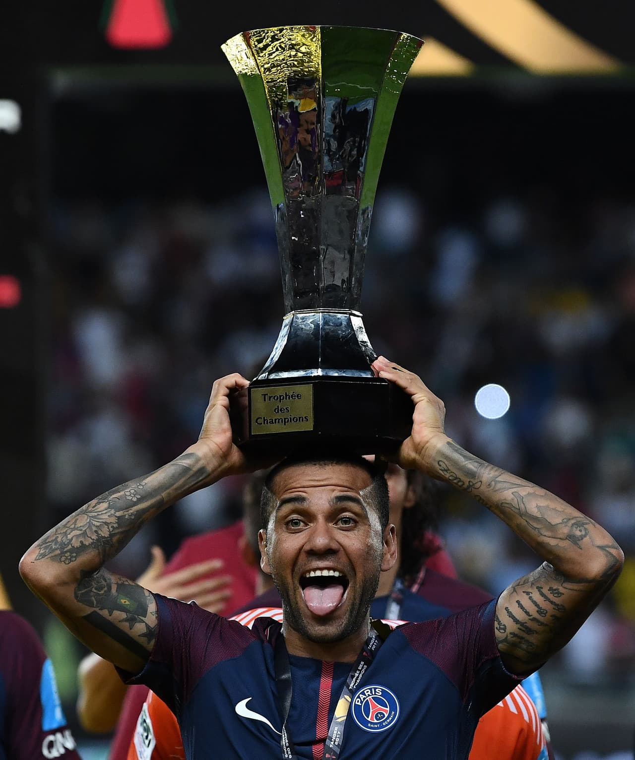 Primer partido oficial y primer título para Dani Alves, que ya ilusiona a toda la afición del PSG.