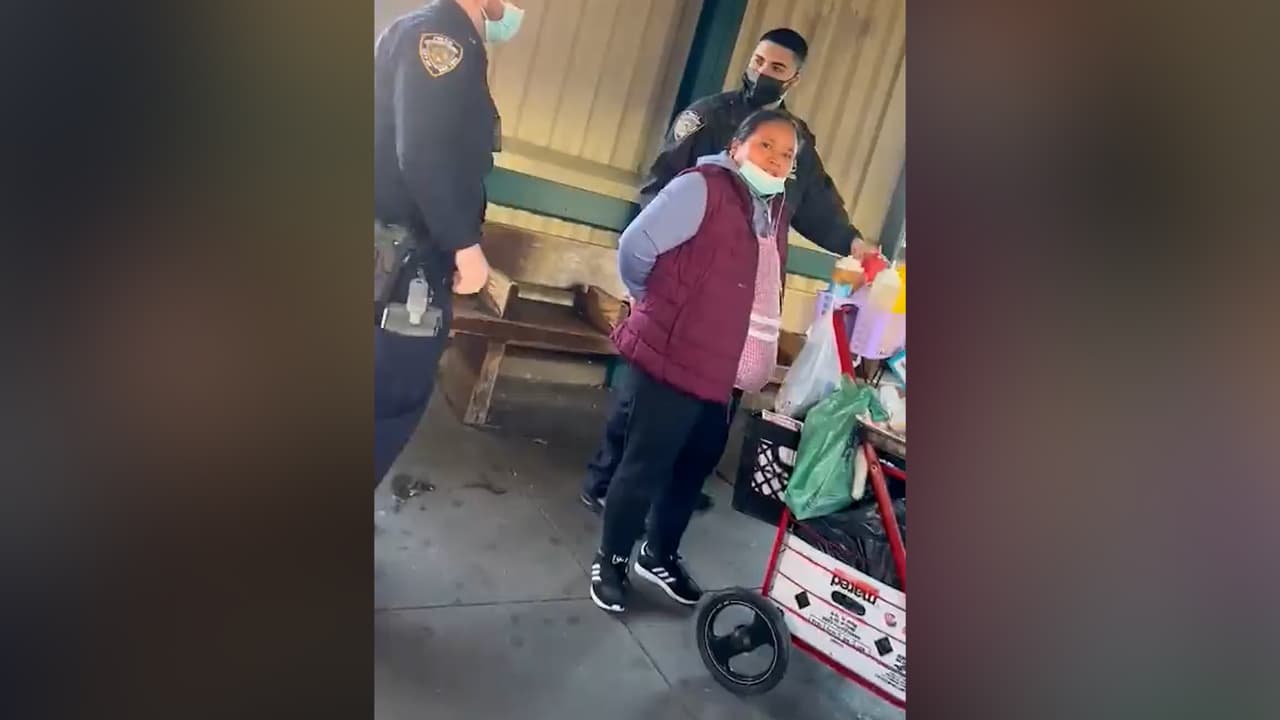 NYPD arresta a doña María por vender mangos en una estación del metro de Brooklyn