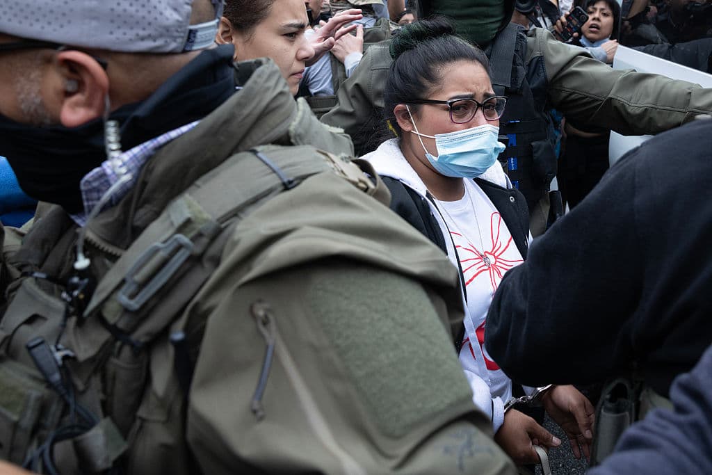 En el lugar se vivieron escenas de tensión, con gritos y llanto por parte de familiares que pedían la liberación de los detenidos, que no se los llevaran.