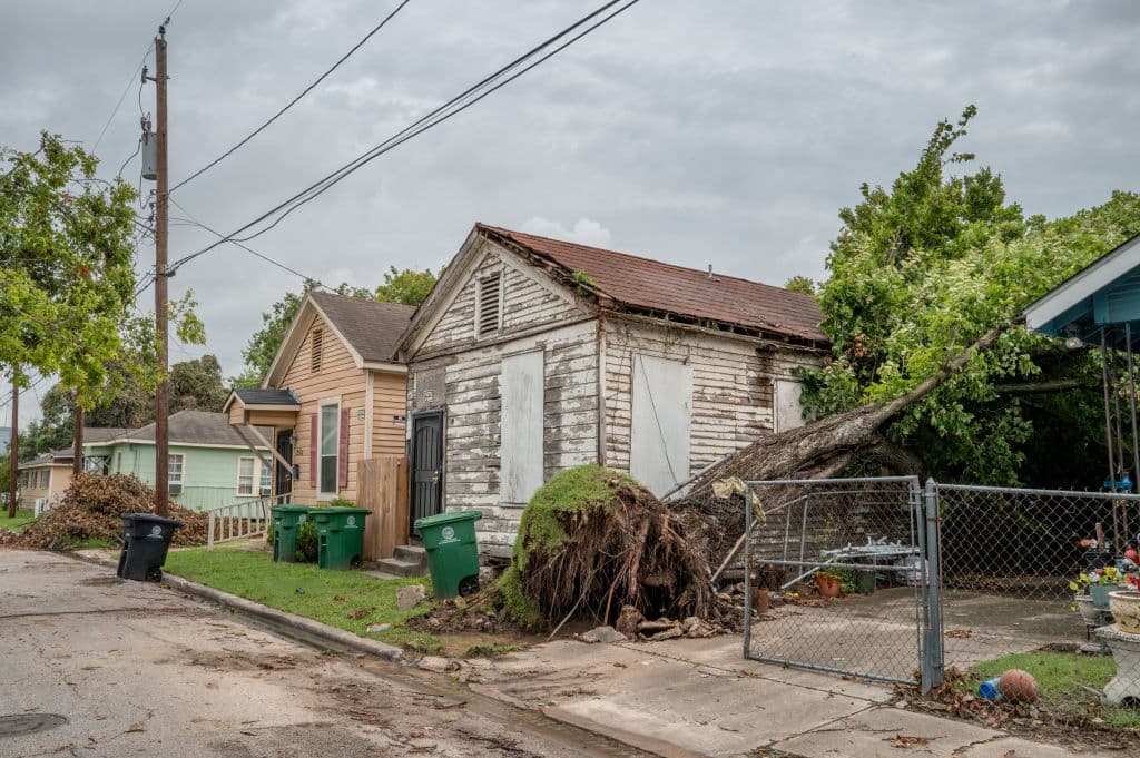 La principal proveedora del servicio de energía eléctrica en Houston, alega que 
<b><a href="https://www.univision.com/local/houston-kxln/el-huracan-beryl-toco-tierra-en-la-costa-texana-como-categoria-1-y-devasto-a-galveston-y-el-area-de-houston-video" target="_blank">los potentes vientos del huracán Beryl</a></b> derribaron torres, postes y cableado, complicando el proceso de recuperación del servicio.