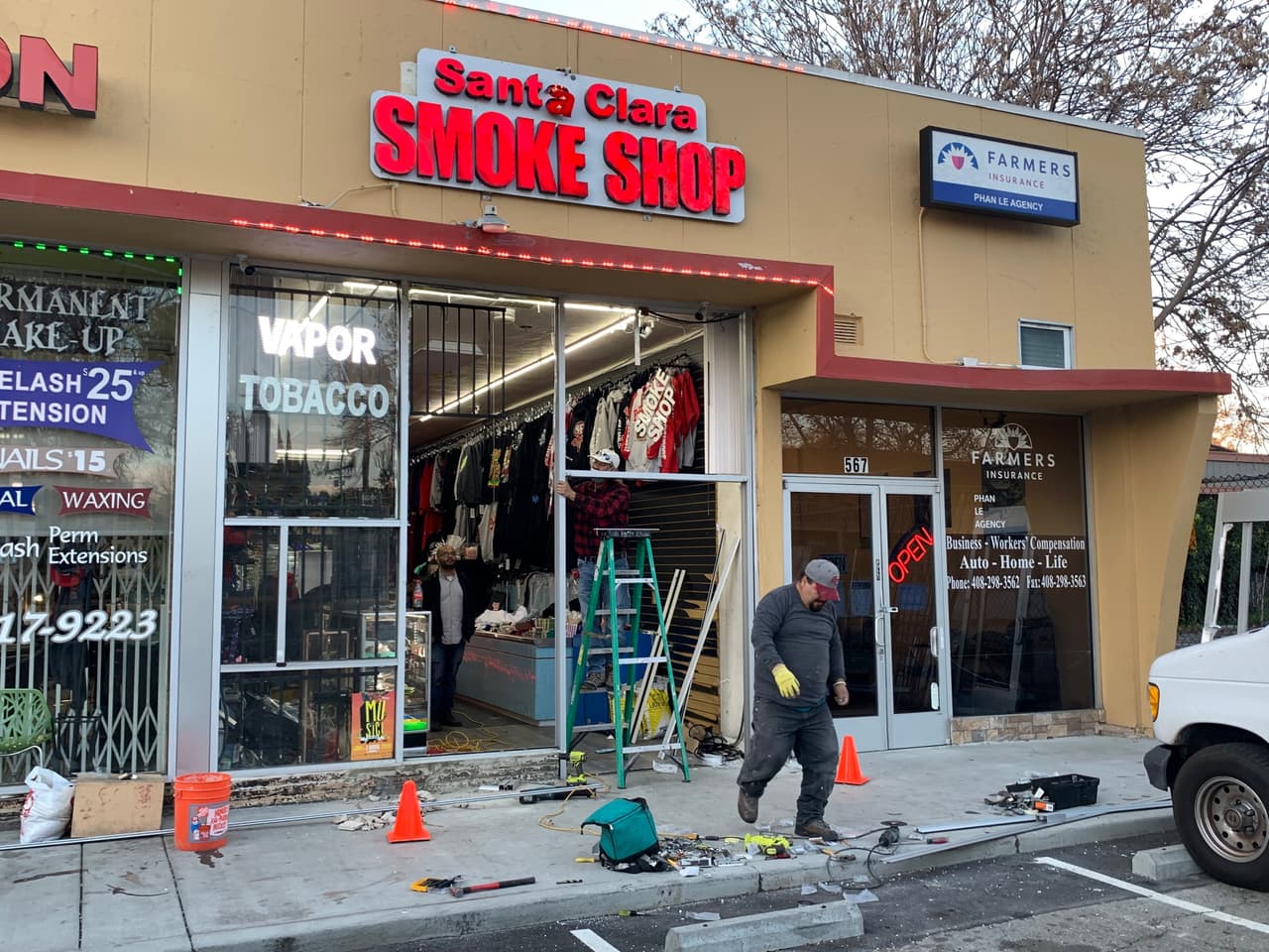 En el negocio Santa Clara Smoke Shop, ubicado en el 565 de East Santa Clara Street, cerca de North 12th Street, el encargado que solo se llevaron el cajero, pero que la reparación de los daños le costará entre $15,000 y $25,000, según 
<i>Mercury News</i>.
<br>