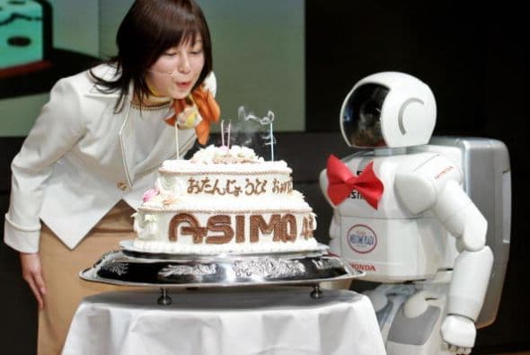 ASIMO es tan querido en su país que sus excéntricos compatriotas celebran su cumpleaños.