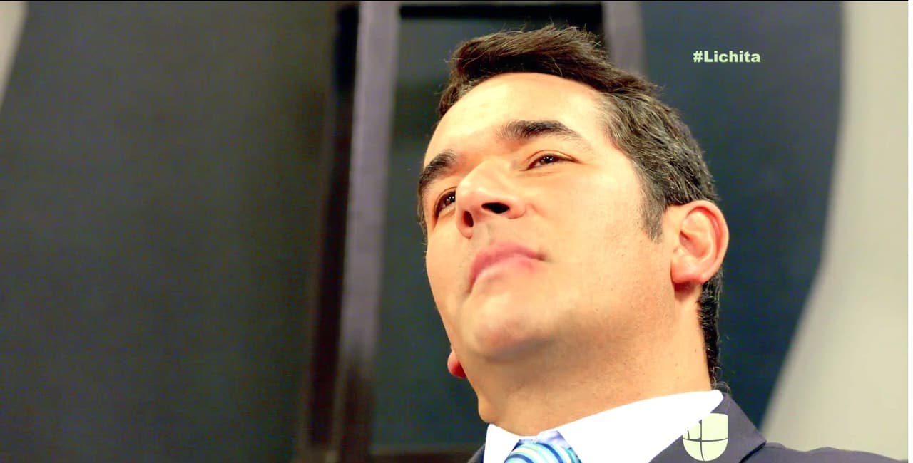 En Antes Muerta Que Lichita, Augusto recibió la paliza de su vida. Fue amenazado por Beatriz frente a toda Icónika y Elías le puso un tremendo golpe para ponerlo en su lugar.