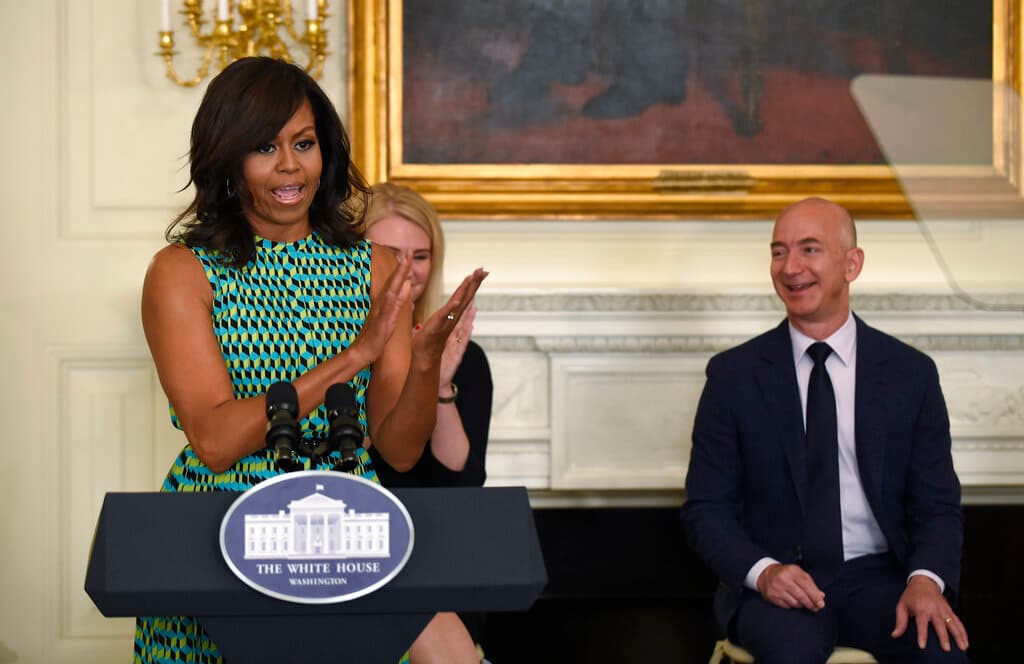 Una de sus apariciones políticas. En 2016, junto a la entonces primera dama Michelle Obama, en un evento en el que más de 50 empresas, entre ellas Amazon, se comprometen a
<b> entrenar y emplear a veteranos de guerra</b>, a militares y a sus parejas.
<br>