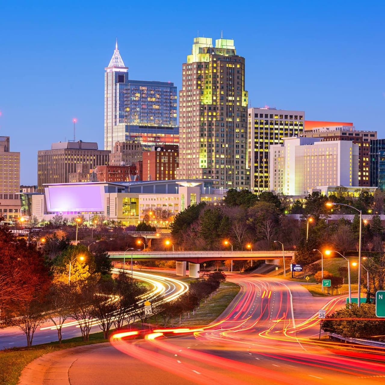 <b><a href="https://goo.gl/maps/ZzDRHYBshWJoaH959">Raleigh</a></b> también está entre una de las 15 ciudades de gran tamaño más seguras, donde la criminalidad hace que cada habitante solo pierda unos 1,141 dólares.