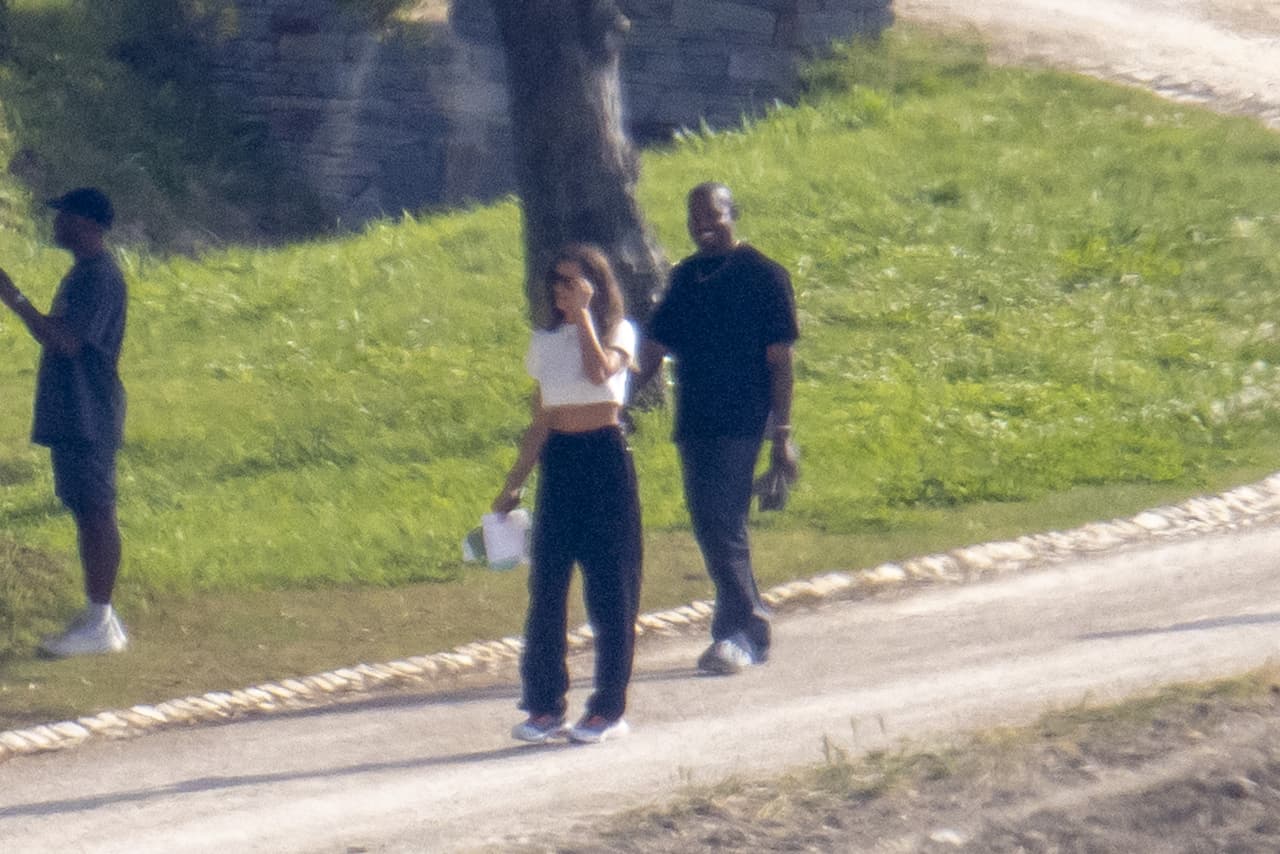 Los vínculos entre Kanye West e Irina Shayk vienen de tiempo atrás. La rusa ha participado en algunas de las pasarelas de la marca de ropa del intérprete. 
<br>