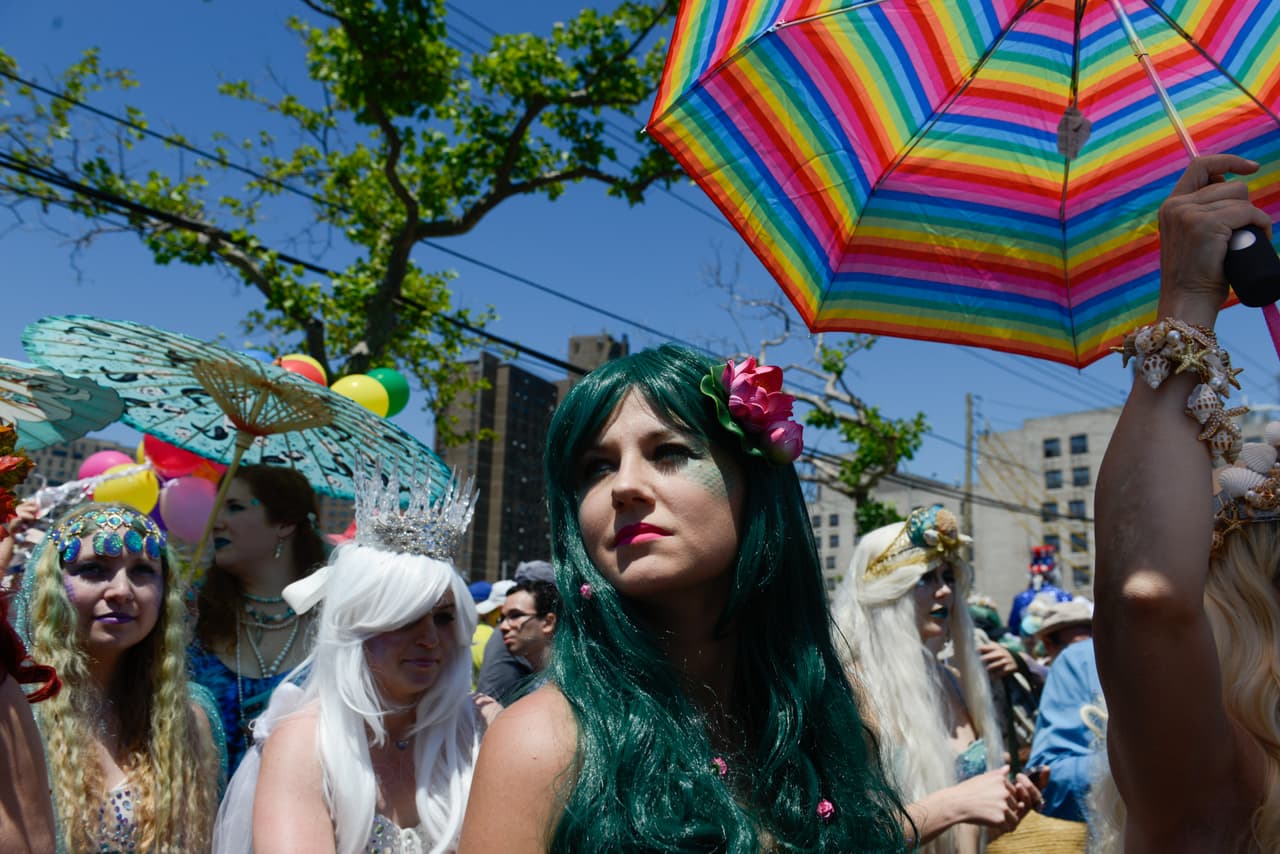 Las "criaturas" impregnaron de color parte de la avenida Surf, en Brooklyn.