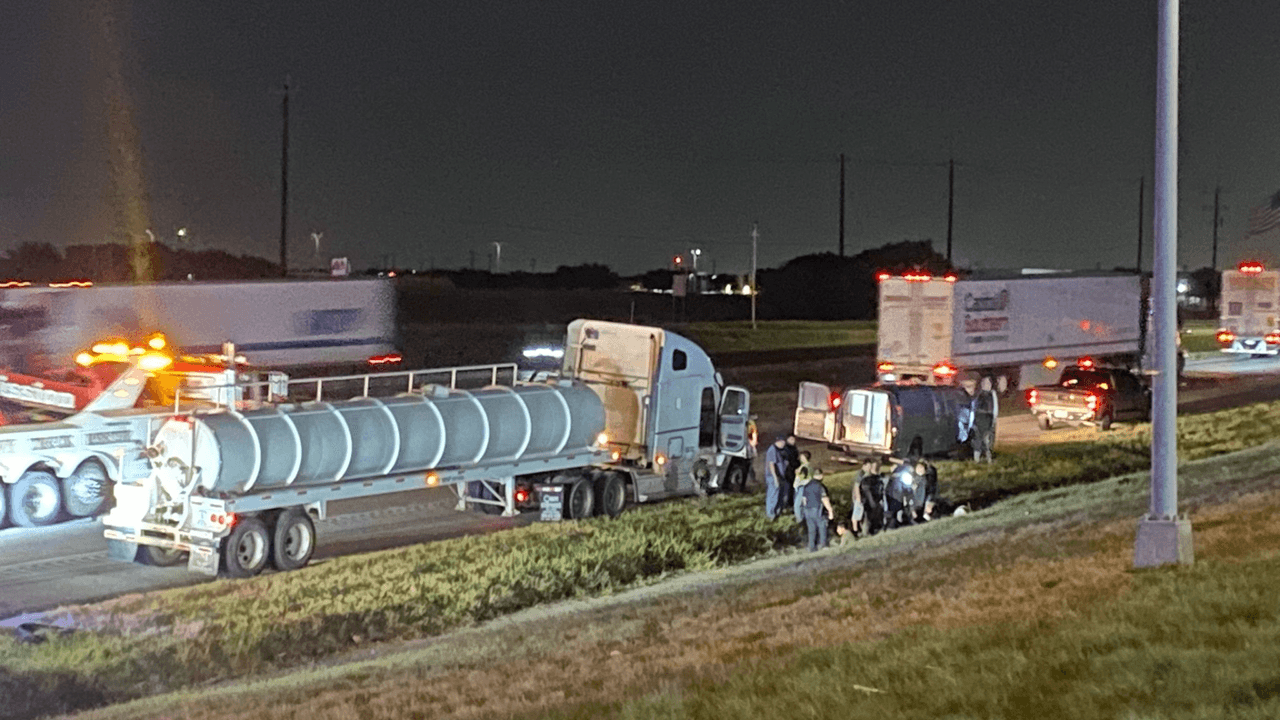 Identifican como Anthony Sánchez al traficante que transportaba a 12 inmigrantes ilegales en el tanque de un tráiler