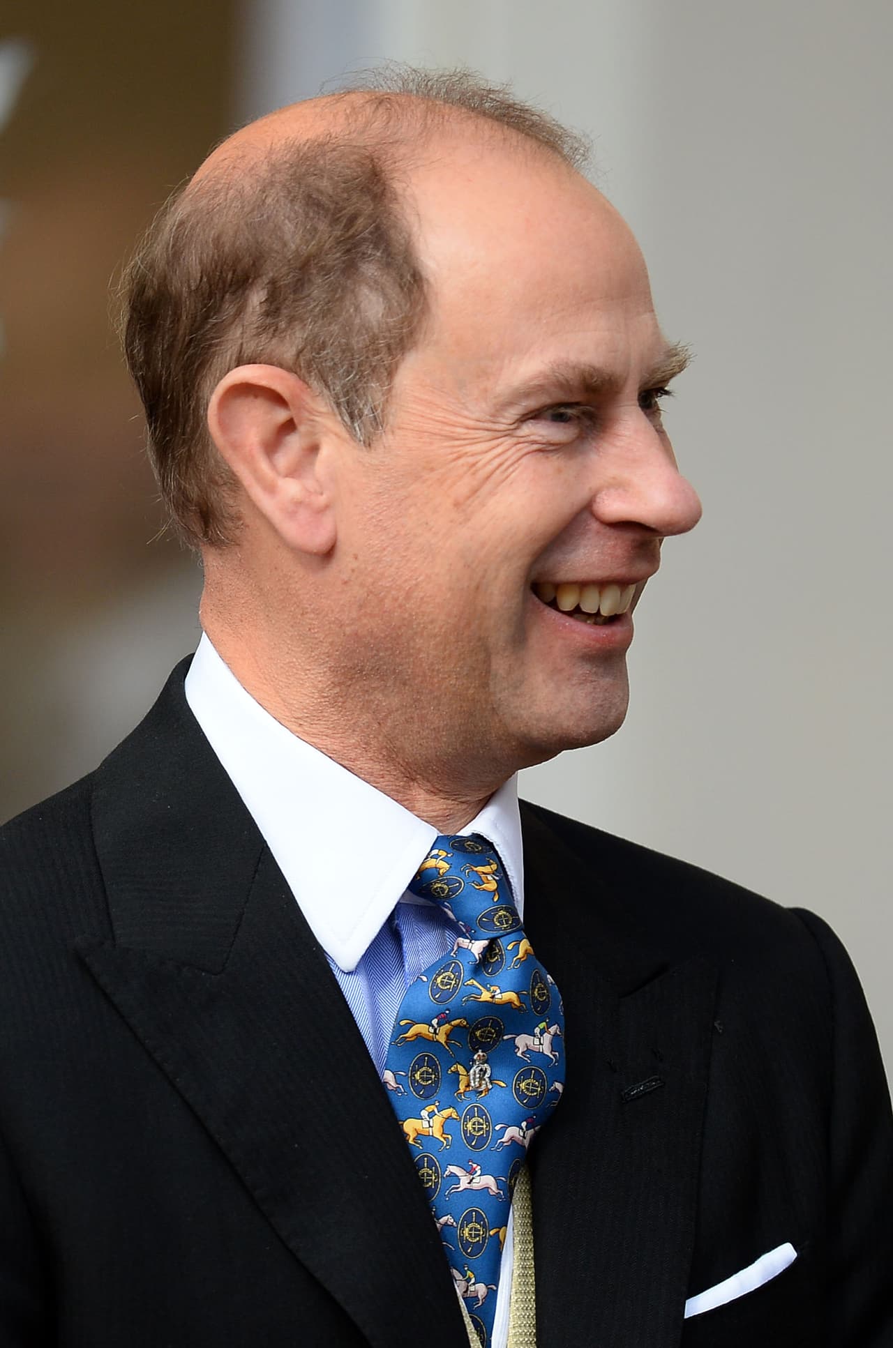 A su padre también se le dificultó entender cuál era el papel que desempeñaba su madre cuando era niño y tardó tiempo en comprender que Isabel II era la monarca del Reino Unido.