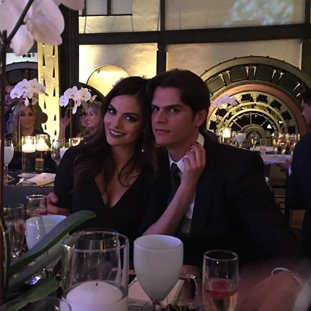 La modelo no se separa de su galán.