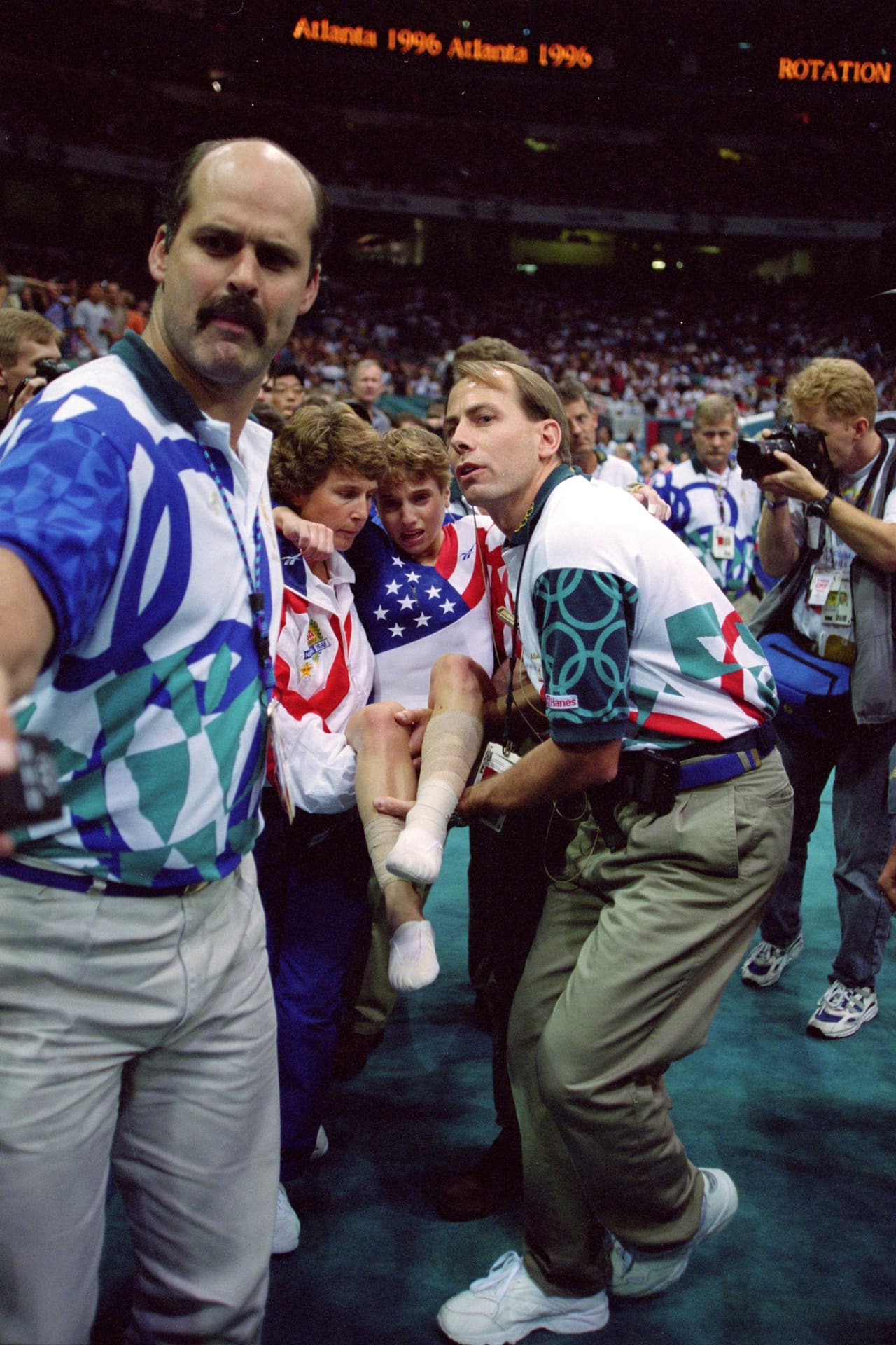 Un momento dramático en los Juegos Olímpicos de Atlanta 1996 fue la lesión de la gimnasta Kerri Strug, incidente que complicaba a su equipo por la lucha por el podio.