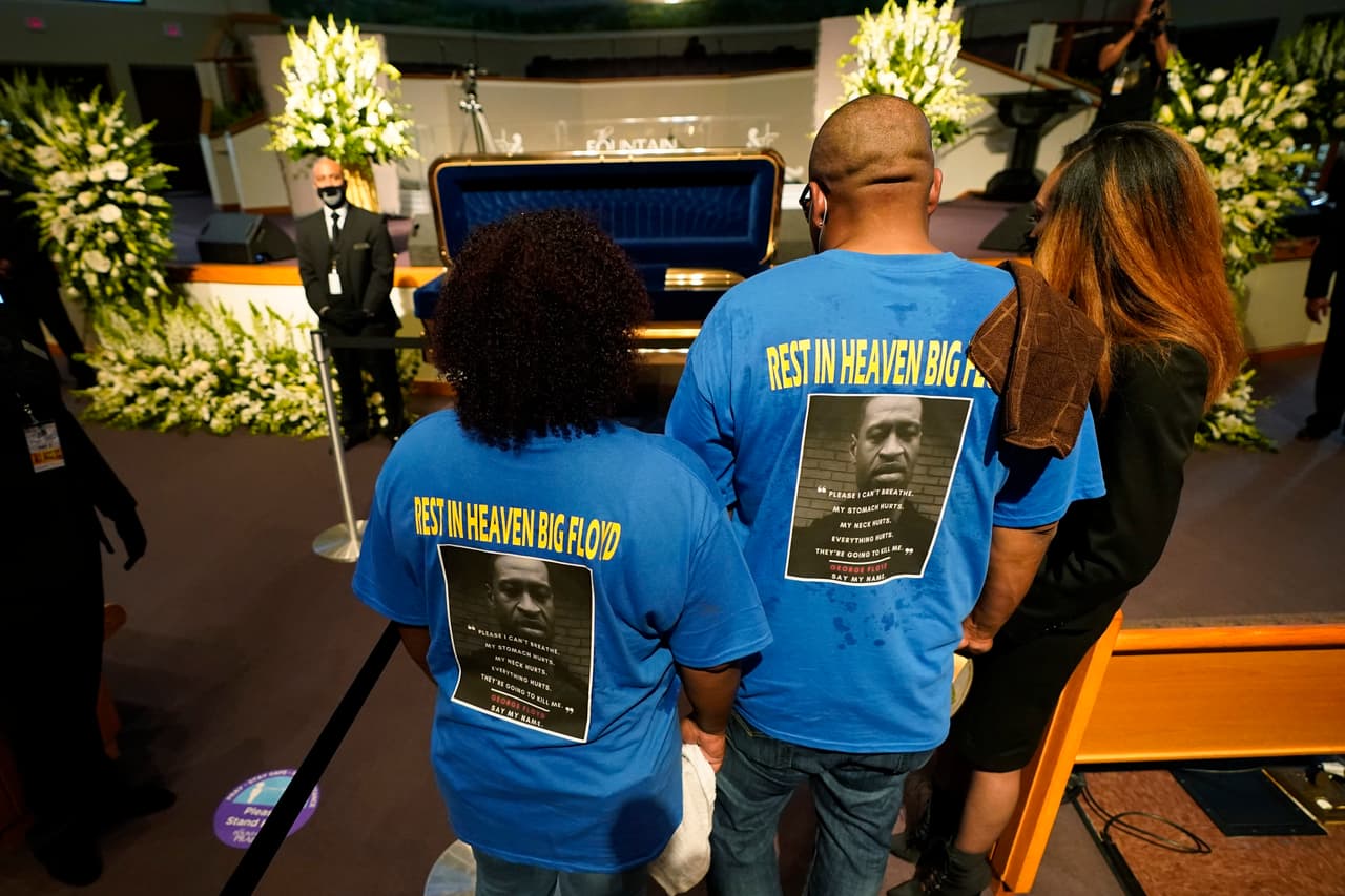 “Descansa en el cielo gran Floyd”, se lee en el mensaje en la camisa de algunos asistentes al funeral.