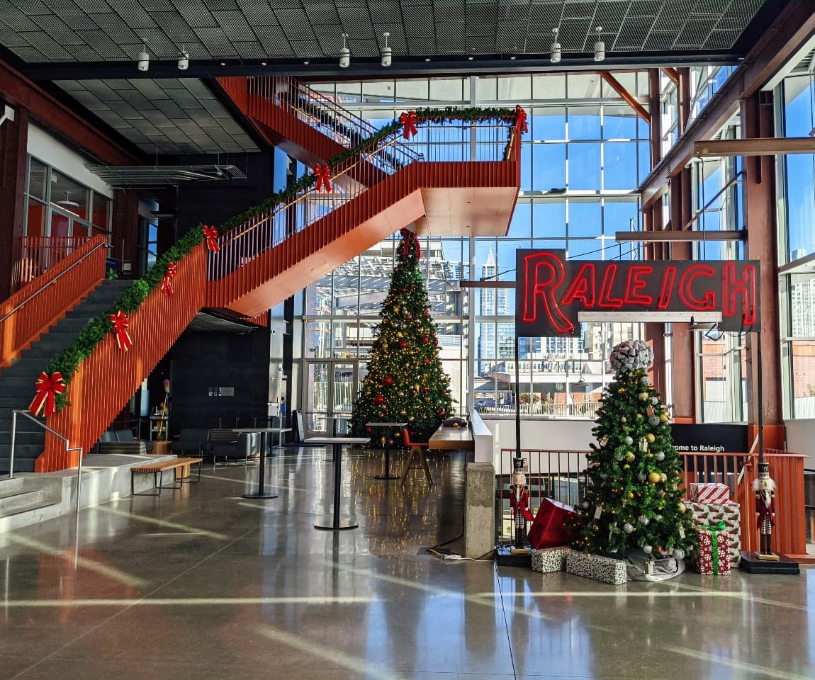 <b><a href="https://eagleeyesevent.com/nye-union-station/" target="_blank">Official NYE 2022 Celebration at Union Station:</a></b> en la hermosa Raleigh Union Station disfrutará de una entrada VIP por la alfombra roja, un servicio de guardarropa, una sesión de retratos de paparazzi, un bar completo, varios DJ y baile.