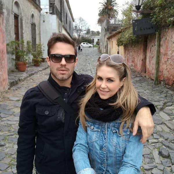 "@rodrigo_luque y yo en la calle de Los Suspiros. #ColoniaUruguay", escribió la actriz.