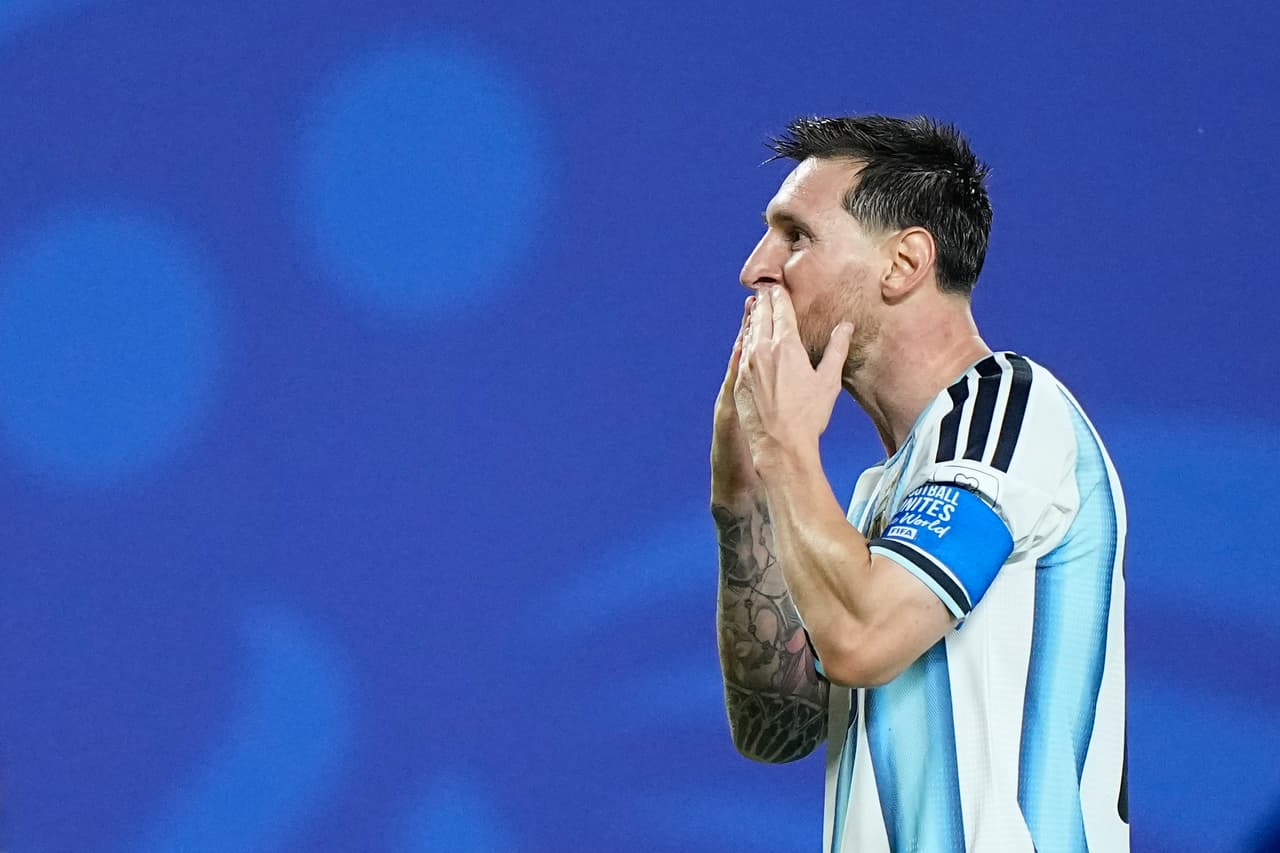 Lionel Messi, de la selección de Argentina, festeja tras anotar su tercer gol del partido ante Argelia en el Mundial, el martes 16 de junio de 2026 en Kansas City, Missouri.