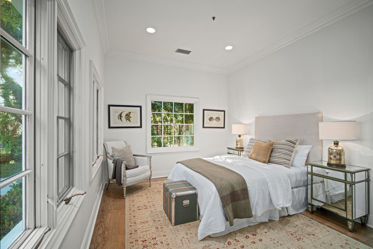 Un reporte del portal 
<b><a href="https://www.tmz.com/2020/04/18/meghan-and-harry-looking-at-multi-million-dollar-bel-air-homes/" target="_blank">TMZ </a></b>del pasado 18 de abril señaló que el príncipe y su esposa cuentan con un presupuesto que va de los 
<b>12 a 18 millones de dólares</b> para comprar casa. 
<br>