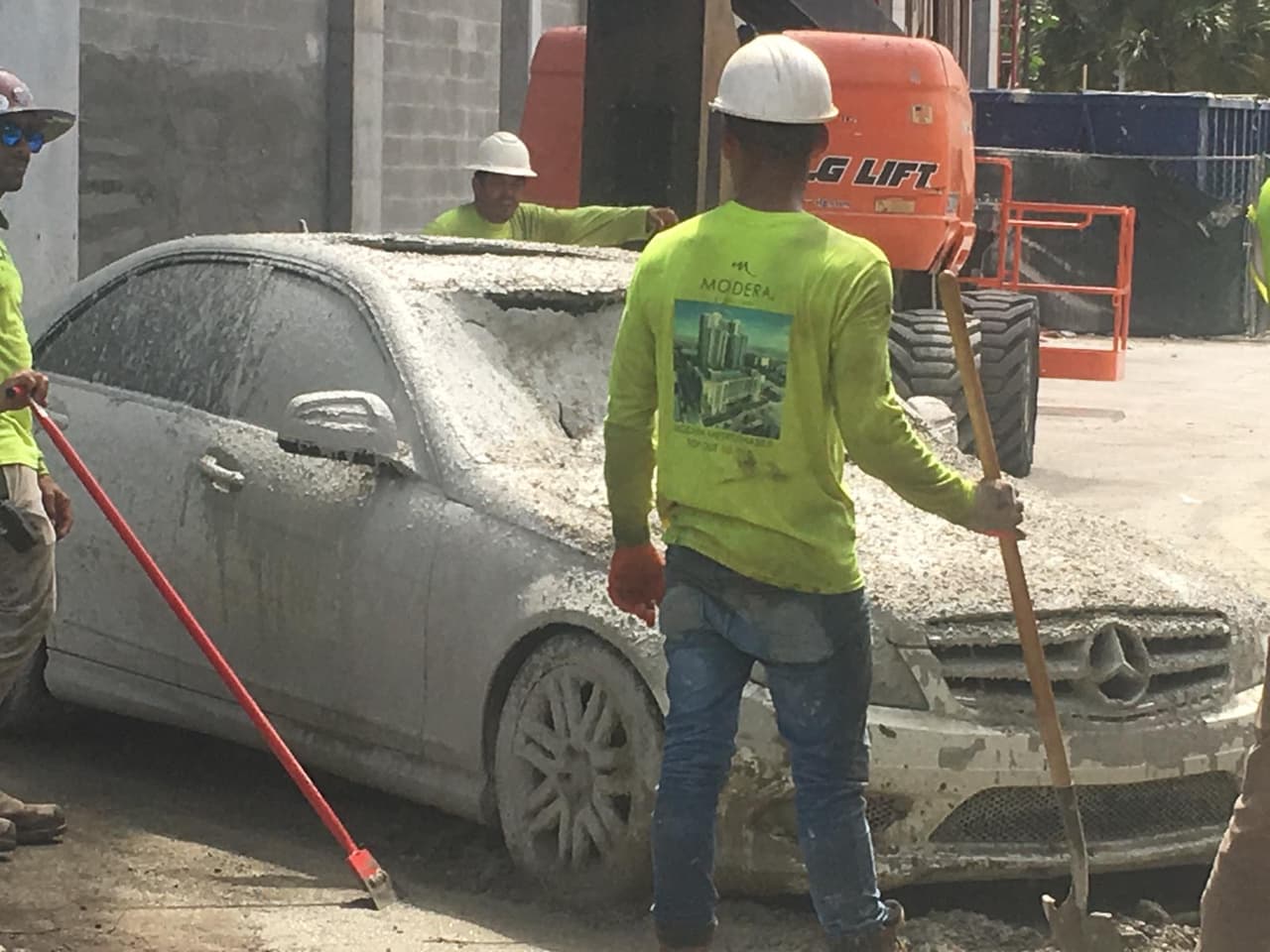Solo una persona se encontraba dentro de uno de los autos y resultó ileso. El hombre, que salió cubierto de cemento, comentó que en su vida ha sufrido cinco infartos, y que este incidente estuvo a punto de provocarle el sexto. 
<br>