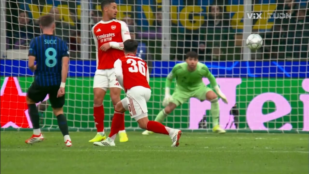 ¡Gol de museo! Petar Sucic sacudió la portería de raya con un derechazo