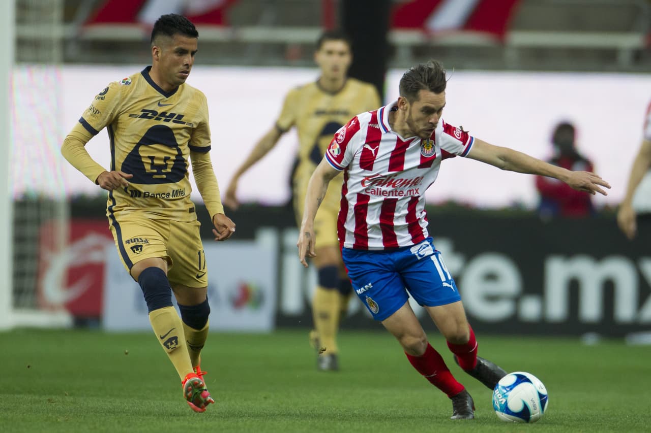 Las chivas logran venir de atrás para vencer a Pumas 2-1 y subir lugares en la tabla de posiciones.Pumas se queda en el penúltimo lugar con 5 puntos y las Chivas suben hasta la décima posición con 10 unidades.