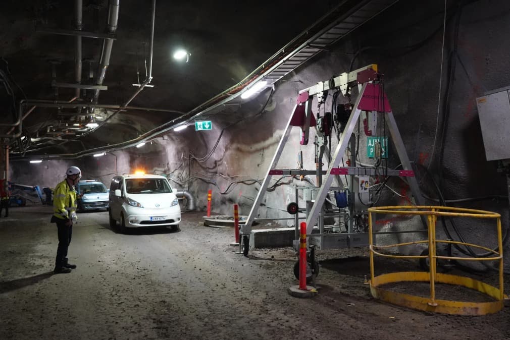 Un trabajador de Posiva permanece junto a varios vehículos dentro de un túnel en el depósito de residuos nucleares de Onkalo, en la isla de Olkiluoto, Finlandia, el martes 24 de febrero de 2026.