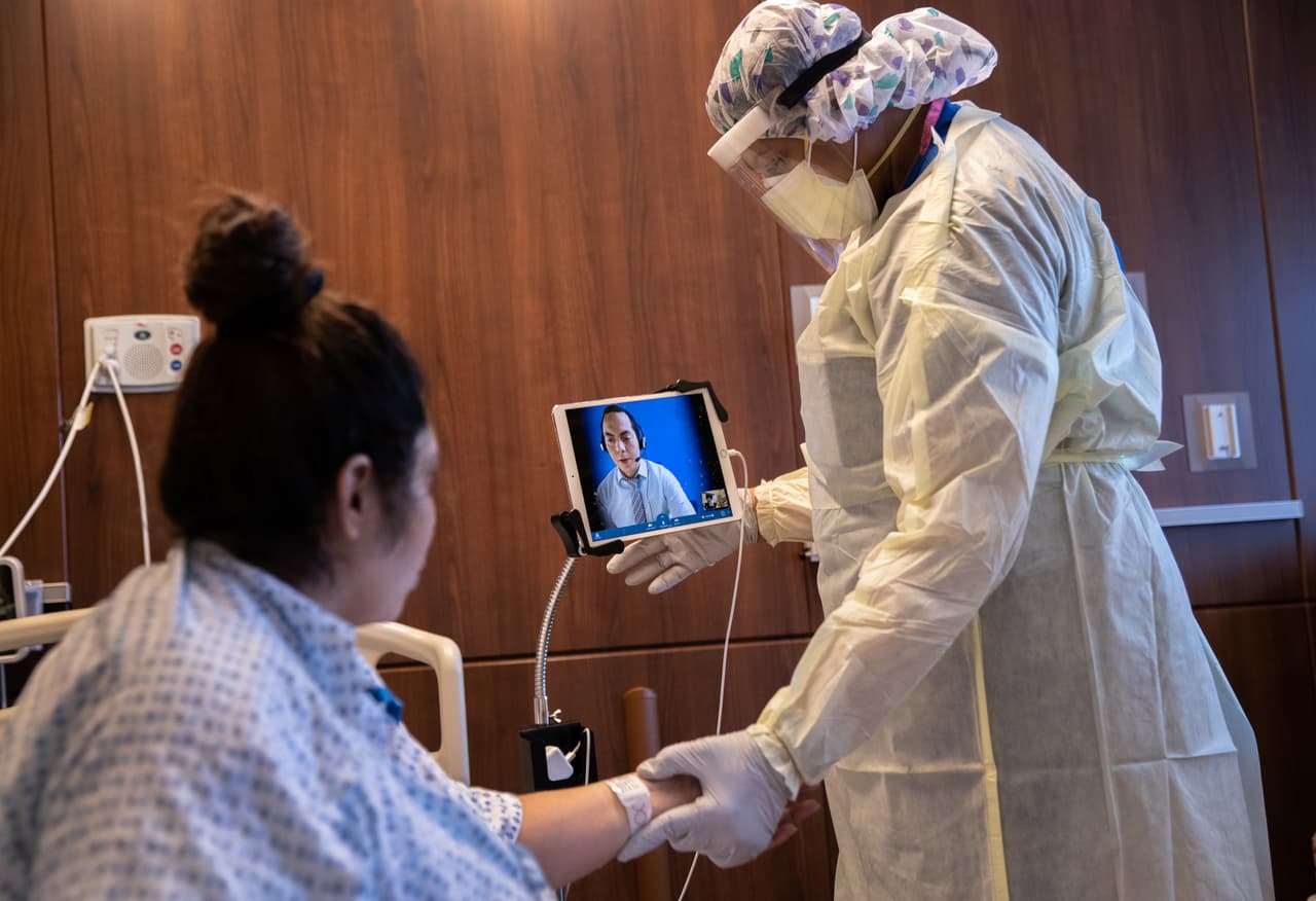 Mientras estuvo hospitalizada Zully se comunicaba con el personal de salud gracias al contacto con traductores a través de dispositivos móviles.