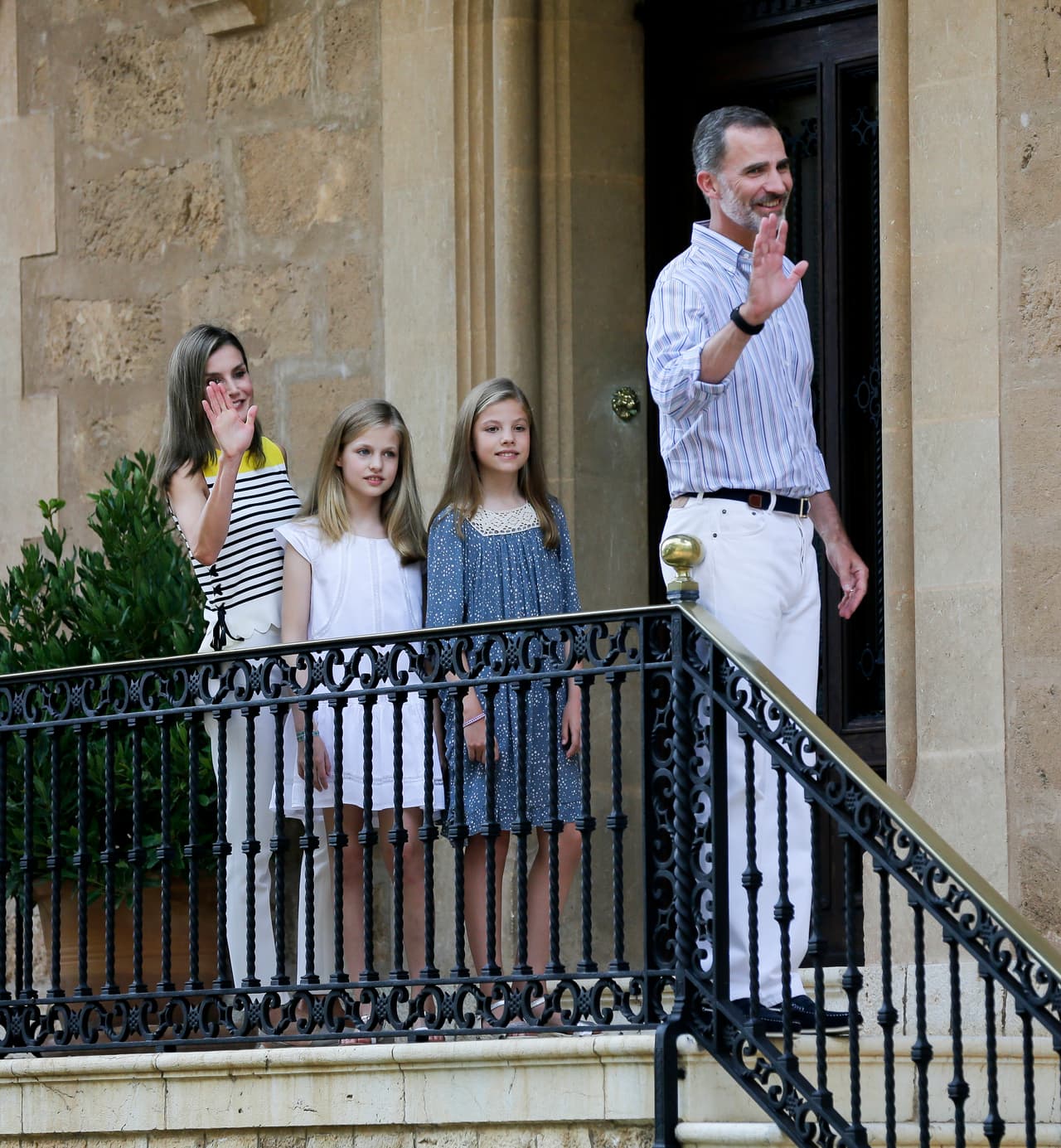 Como pocas veces, la princesa Leonor de 11 años y la infanta Sofía de 10, aparecen en algunas imágenes sin sus padres.