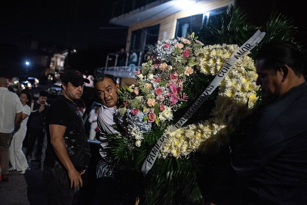 Entre las coronas de flores destacaba una con un listón que leía
<b>"Familia Barracudas con amor</b>". Se la envió la escuela de natación a la que Sánchez perteneció por 10 años.