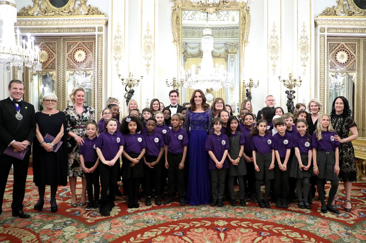 La duquesa de Cambridge había usado este vestido cuatro años antes del evento de anoche, en el que pudo posar para la fotografía con dos coros escolares, simpatizantes e invitados.