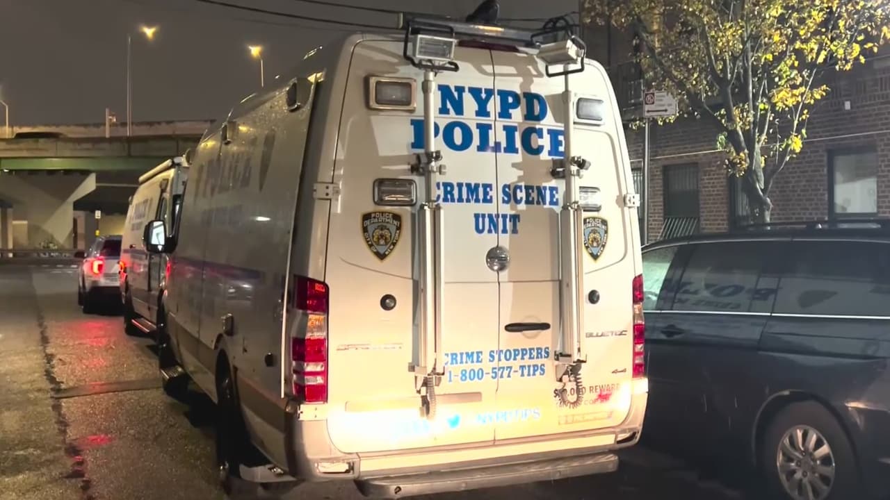 Las autoridades de Nueva York están investigando la muerte de tres personas, incluido un niño de 5 años, en circunstancias violentas. Dos adultos y el niño fueron hallados sin vida en un edificio del Bronx.