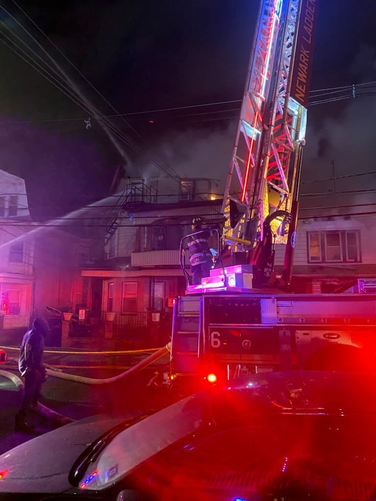 El fuego, que alcanzó tres alarmas, se propagó rápidamente por el techo y las ventanas superiores de una vivienda antes de extenderse a estructuras cercanas. Bomberos lograron controlar las llamas hacia las 6:10 a.m., tras casi cinco horas de labores.